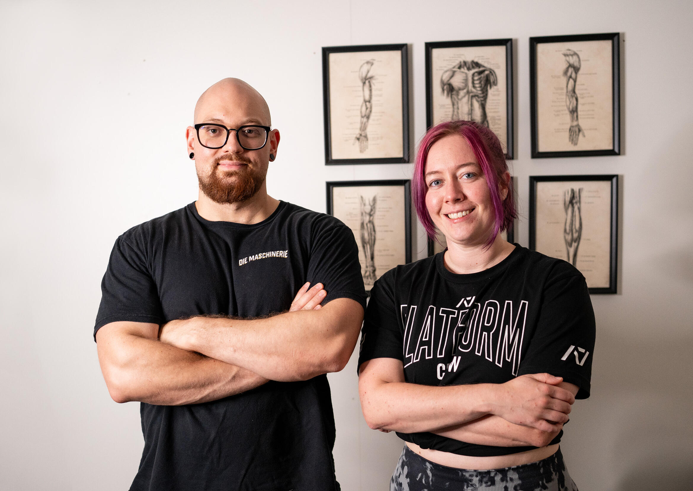 Powerlifting Coach Preparing Athlete for Competition Platform Expert powerlifting coach Julian Kohler and Delia Gerber presenting their new Skool Community about Powerlifting, Nutrition, Technique, Leverages and how to program.